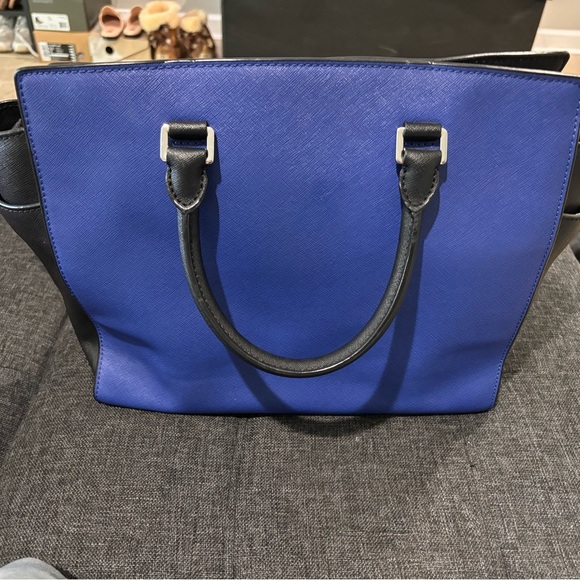 Michael Kors hangbag - Picture 4 of 6